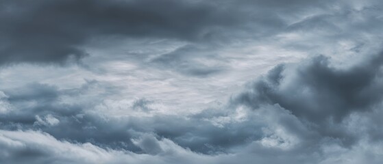 Obraz premium The Dramatic Overcast Sky Showcasing Dark Clouds and Subtle Light