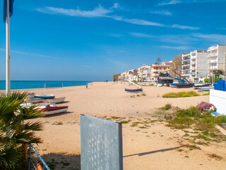 Playa y paseo marítimo de Sant Pol de Mar​ en la provincia de Barcelona, Cataluña, España