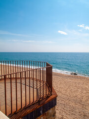 Playa y paseo marítimo de Sant Pol de Mar​ en la provincia de Barcelona, Cataluña, España