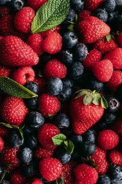 Fresh mixed berries with raspberries and blueberries