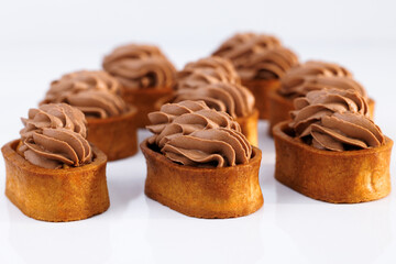 Caramel tartlet, caramelized peanuts, salted caramel, chocolate ganache. Ideal for gourmet dessert lovers. Dessert of dough, nut tartlets covered with a layer of caramel