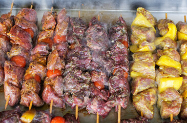 Brochettes de viande cuite à la plancha
