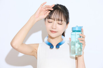 暑さ対策をする若い女性のポートレート