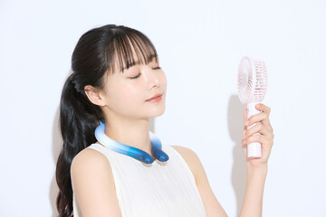 暑さ対策をする若い女性のポートレート