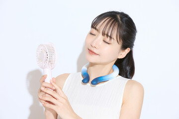 暑さ対策をする若い女性のポートレート