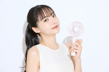 暑さ対策をする若い女性のポートレート