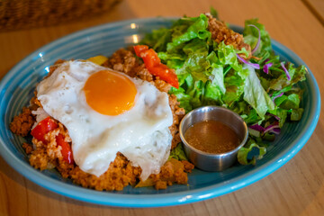 ガパオライスとサラダ