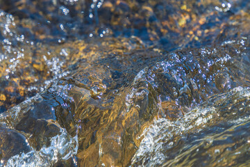初夏の日差しに輝く清流の流れのアップ121