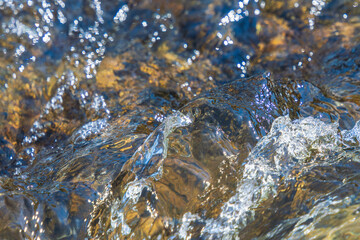初夏の日差しに輝く清流の流れのアップ121