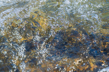  初夏の水辺　清流の流れアップ125