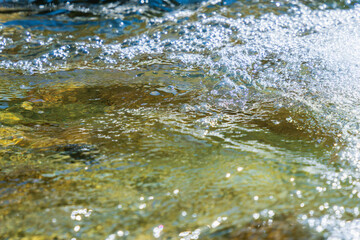 初夏の水辺　清流の流れ水面のアップ139