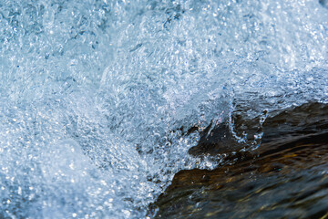 初夏の水辺　水流で泡立つ清流のアップ141