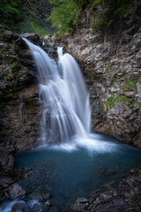 Fototapeta premium Chute d'eau avec une pose longue pour faire ressortir le flux de l'eau en blanc