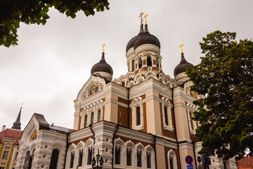 Fototapeta premium The Alexander Nevsky Cathedral in Tallinn, Estonia, featuring ornate Russian Revival architecture and striking onion domes, a major Orthodox landmark.