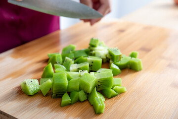 一名年轻女子在做蔬菜沙拉
