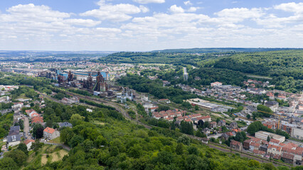 vue aérienne de la vallée de la Fensch en Moselle, avec les anciens hauts fourneaux d'Hayange et...