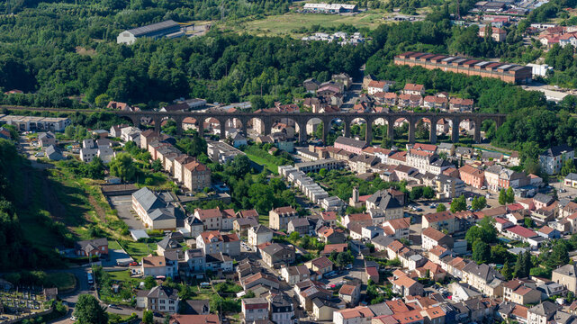 vue a&eacute;rienne et panoramique sur la vall&eacute;e de la Fensch en Lorraine, ancienne r&eacute;gion sid&eacute;rurgique et mini&egrave;re en France, avec les villes de Knutange, Nilvange, et Hayange