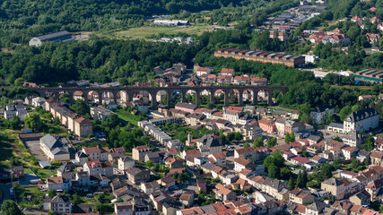 Vue aérienne sur Knutange et sur son viaduc ferroviaire qui enjambe la vallée et la Fensch à 24...