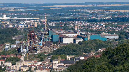 vue aérienne de la vallée de la Fensch en Moselle, avec les anciens hauts fourneaux d'Hayange et les usines et industries locales