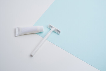 Fototapeta premium Disposable plastic razor with steel blade, men's and women's razors and shaving cream. Skin and body care concept. Depilation. Space for text