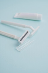 Naklejka premium Disposable plastic razor with steel blade, men's and women's razors and shaving cream. Skin and body care concept. Depilation. Space for text