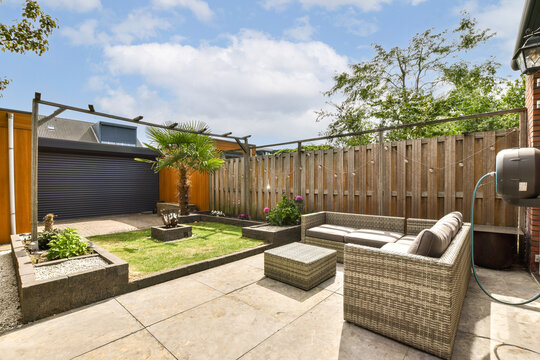Stylish Outdoor Garden Space with Modern Seating