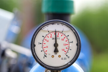 Ein Manometer an einer Industrieanlage. 