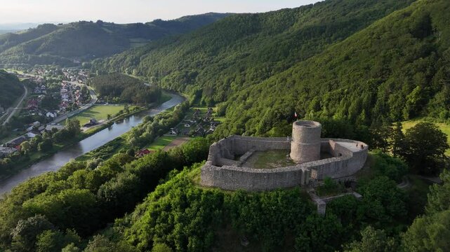 Zamek obronny w Rytrze, g&oacute;rujący nad doliną Popradu. Widok z drona.