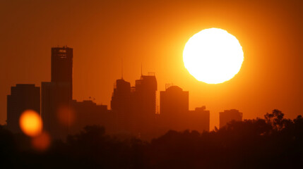 Obraz premium Heat Wave City, Blazing Sun Sets Over Skyscrapers