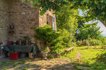 warmes Licht in romantischem Garten mit idyllischer Ecke eines alten französischen Hauses