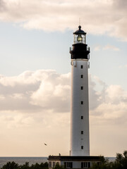 Le phare de  Biarritz devant un ciel orangé de fin de journée