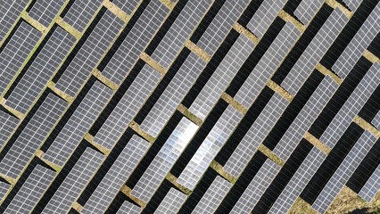 Visão aérea de painéis solares instalados em uma indústria, demonstrando a produção de energia limpa e sustentável integrada ao processo industrial © RNL Fotografia