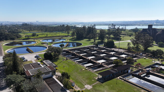 Imagem a&eacute;rea de uma planta de saneamento com destaque para o lodo ativado, ilustrando tecnologia no tratamento de efluentes e controle ambiental urbano