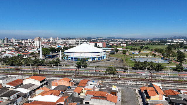 Parque Max Feffer em Suzano, destacando &aacute;rea verde, pista, arena e estrutura de lazer urbano.