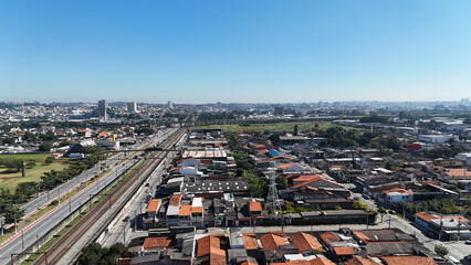 Obraz premium Vista aérea da região residencial de Suzano, com casas, ruas arborizadas, prédios baixos e áreas urbanas bem definidas