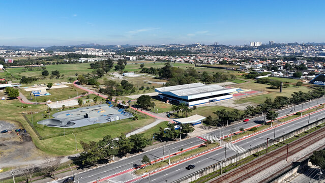 Imagem a&eacute;rea do parque Max Feffer em Suzano, com &aacute;reas verdes, pista de caminhada, pra&ccedil;a de eventos e paisagismo urbano
