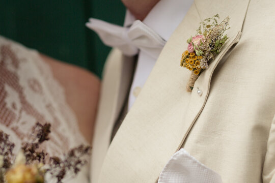 Braut und Br&auml;utigam im harmonischen Hochzeitsdetail