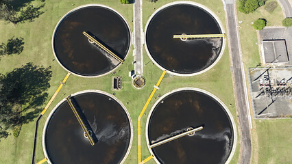 Imagem aérea de decantadores circulares em estação de tratamento de água, evidenciando o...