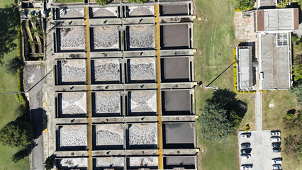 Foto aérea do sistema de tratamento de esgoto com lodo ativado, tanques circulares e decantadores...