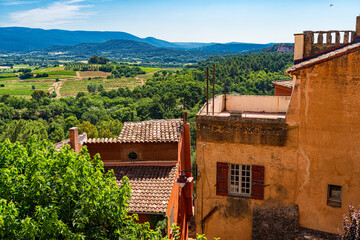 romantische Winkel und Ecken im ockerfarbenen Dorf Roussillon (Vaucluse)