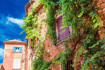 Farben der Provence; romantische Winkel und Ecken im ockerfarbenen Dorf Roussillon (Vaucluse)