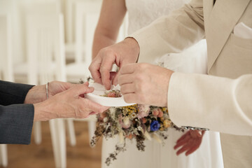 Eheversprechen mit Ringtausch bei standesamtlicher Trauung &ndash; Brautpaar mit Blumenstrau&szlig;