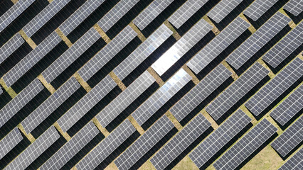 Imagem aérea de campo solar em funcionamento, mostrando a produção de energia limpa e...
