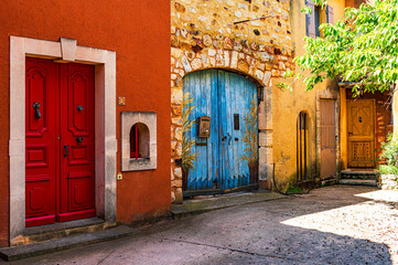 Farben der Provence; traumhafte Idylle, bunter, romantischer Winkel mit Türen und Fenstern  im...