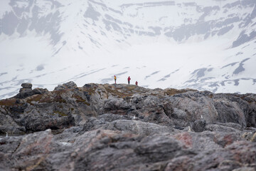 Menschen mit Schnee bedeckten Bergen und Felsen in der Arktis