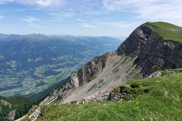Bergsturz, Abbruchkante unter einem Berggipfel , Blick über die Schneise ins Tal; Österreich, Kärnten, Jaukensattel