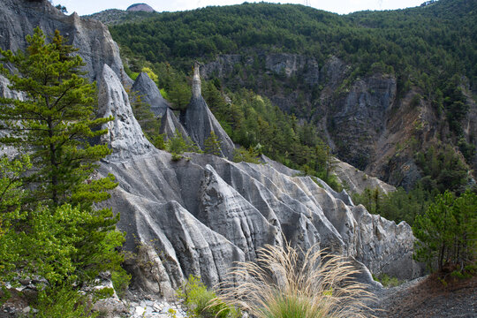 Les Demoiselles coiff&eacute;es pres du lac de serre pon&ccedil;on en france