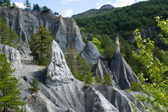 Les chemin&eacute;es de f&eacute;es, dans les hautes alpes en france