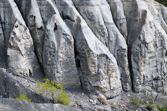 gros plan sur les roches des demoiselles coiff&eacute;es 