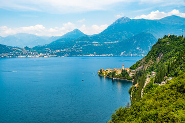Panorama on Lake Como, with the villages of Tremezzina, Bellagio, Varenna and the mountains that overlook them, photographed in the evening.
